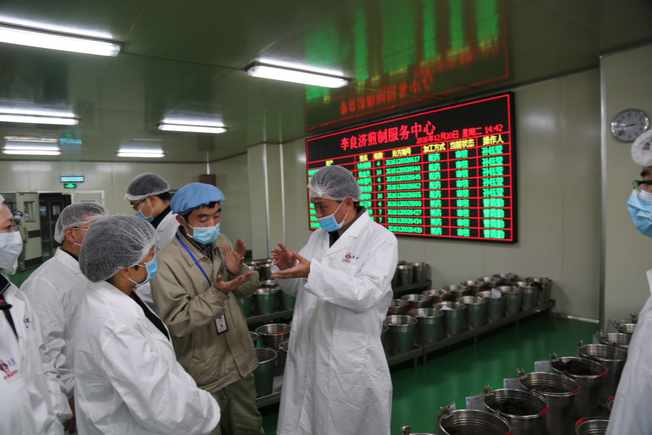 無錫市食品藥品監(jiān)督管理局領(lǐng)導來李良濟參觀考察(圖4) 無錫市食品藥品監(jiān)督管理局領(lǐng)導來李良濟參觀考察(圖4)