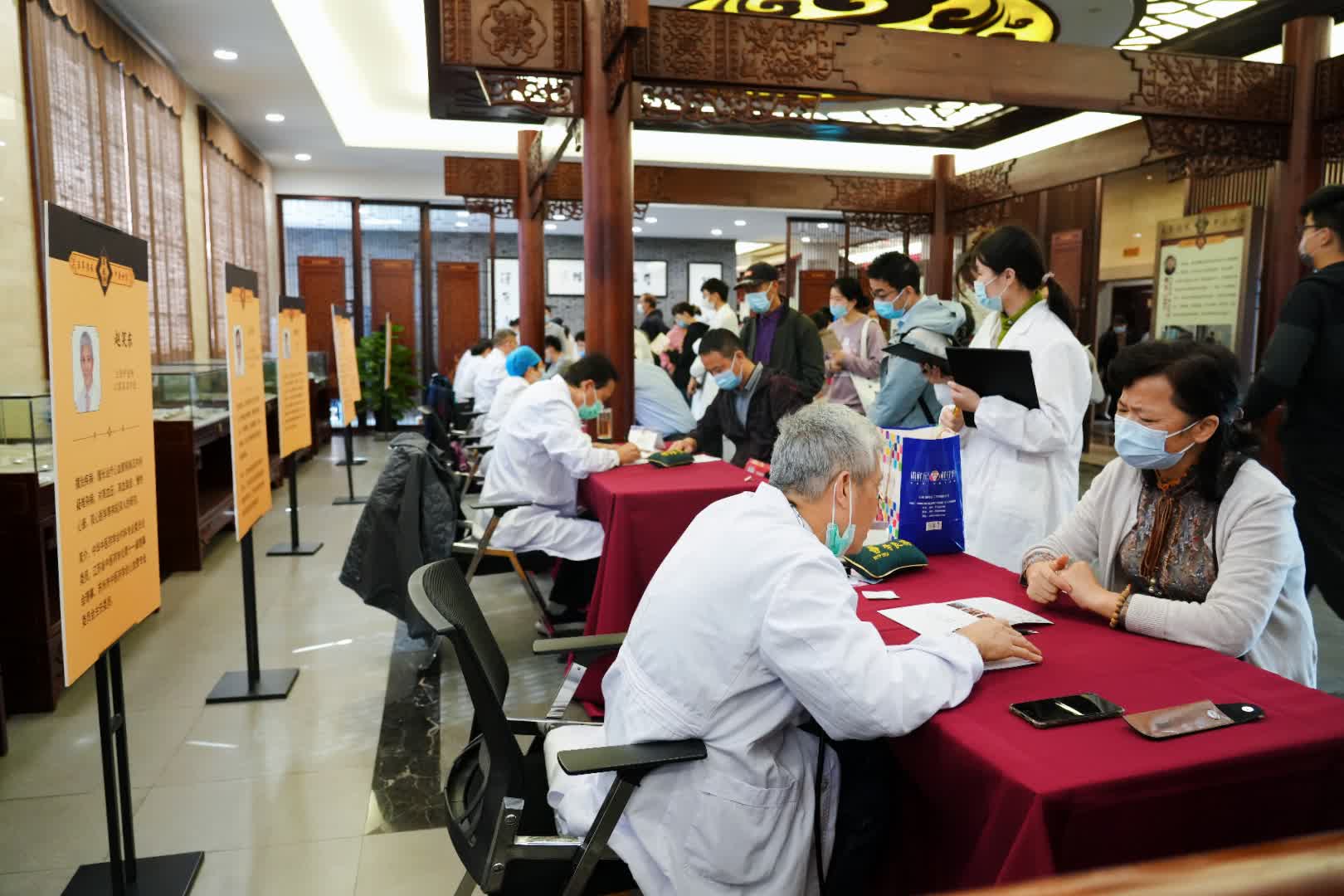 醫(yī)生會(huì)診照片.jpg